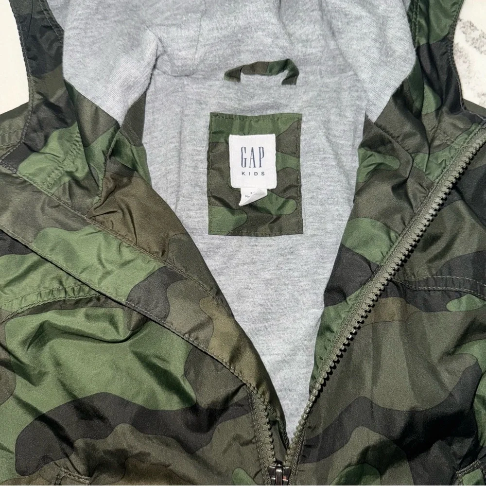 Gap Kids Camo Windbreaker Jacket With Hood Lined‎ Size XS